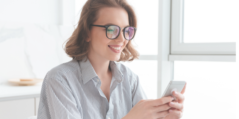 Woman smilling to the phone